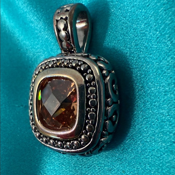 Elegant Silver and Gold-Toned Pendant - Picture 5 of 5